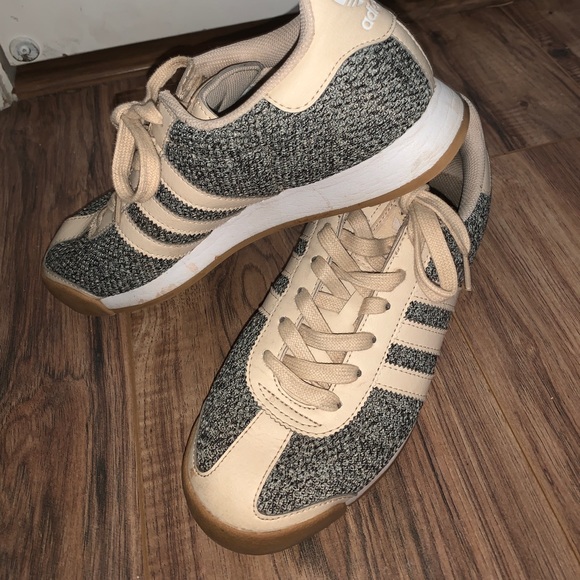 Adidas tennis shoes - Picture 2 of 3